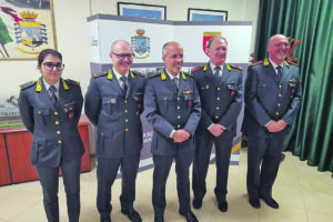 “Tre colori, un mondo” tra arte e vita operativa, la GdF presenta il calendario 2026