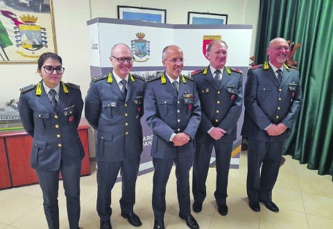 “Tre colori, un mondo” tra arte e vita operativa, la GdF presenta il calendario 2026