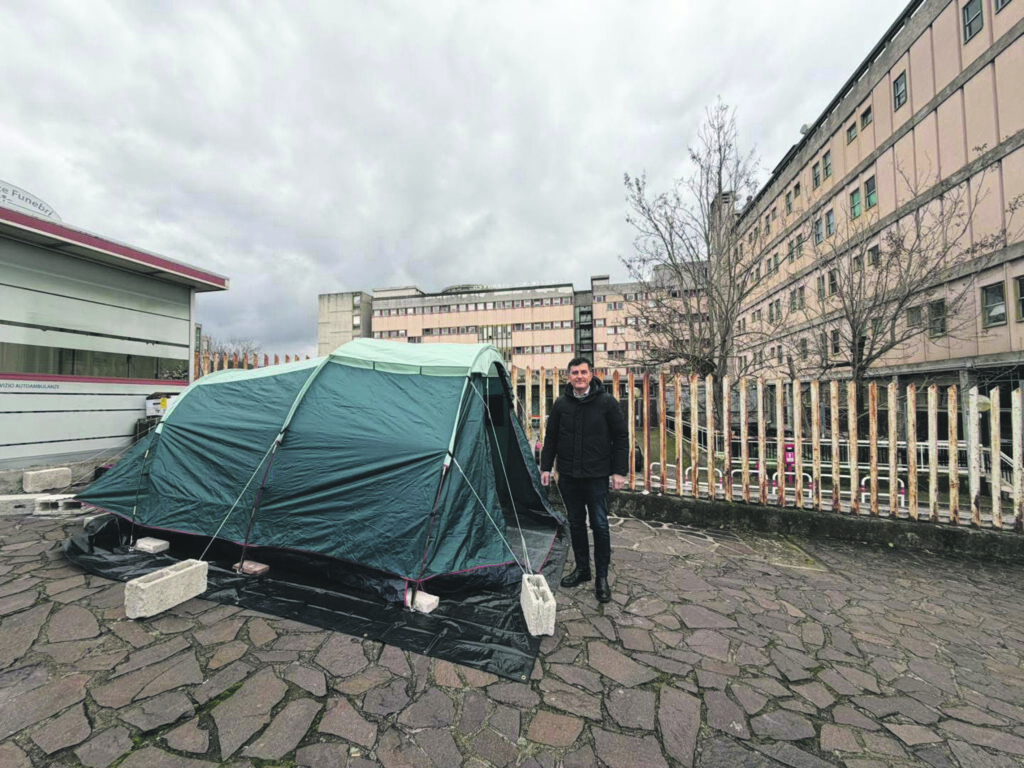 Sanità, Castrataro in tenda davanti al Veneziale: «Non si indietreggia di un passo»