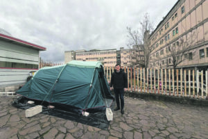 Sanità, Castrataro in tenda davanti al Veneziale: «Non si indietreggia di un passo»