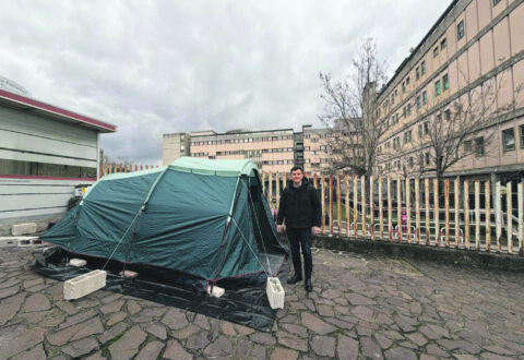 Sanità, Castrataro in tenda davanti al Veneziale: «Non si indietreggia di un passo»