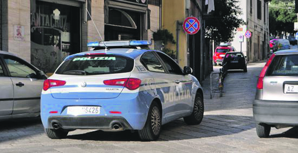 Profumi rubati nascosti nel passeggino: fermate due donne