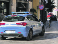 Profumi rubati nascosti nel passeggino: fermate due donne