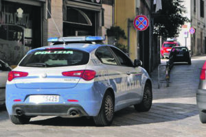 Profumi rubati nascosti nel passeggino: fermate due donne