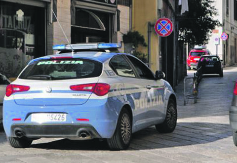 Profumi rubati nascosti nel passeggino: fermate due donne