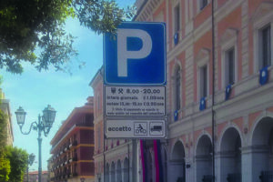 Sostegno al commercio, soste gratuite nei sabati di dicembre e nel periodo dei saldi