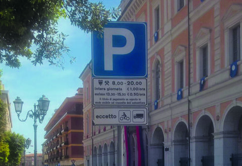 Sostegno al commercio, soste gratuite nei sabati di dicembre e nel periodo dei saldi