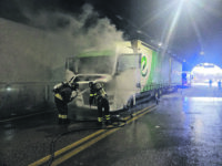 Camion a fuoco nella galleria Serre: caos sulla Trignina e intossicazioni da fumo