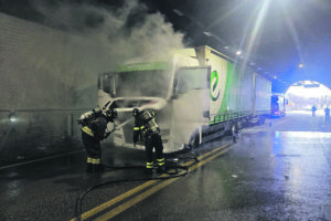 Camion a fuoco nella galleria Serre: caos sulla Trignina e intossicazioni da fumo