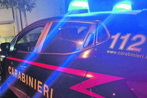 Viola i domiciliari e picchia un uomo, arrestato 20enne