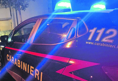 Viola i domiciliari e picchia un uomo, arrestato 20enne