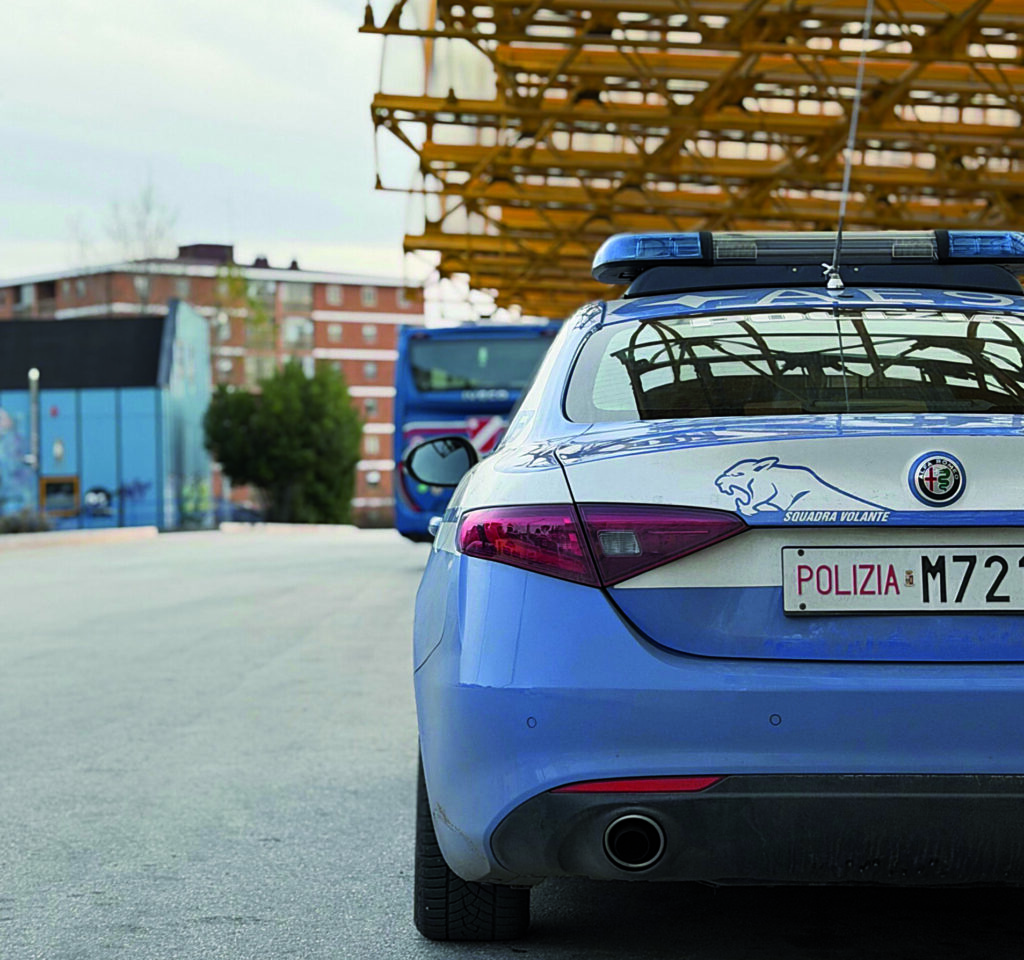 Terminal, hashish tra aiuole e rifiuti: otto giovani nei guai