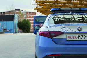 Terminal, hashish tra aiuole e rifiuti: otto giovani nei guai