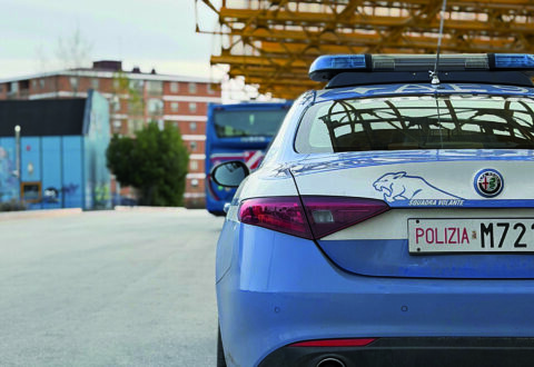 Terminal, hashish tra aiuole e rifiuti: otto giovani nei guai