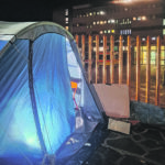 La normalità in pausa: davanti al Veneziale continua la veglia