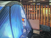 La normalità in pausa: davanti al Veneziale continua la veglia