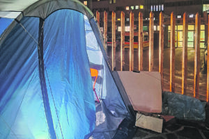 La normalità in pausa: davanti al Veneziale continua la veglia