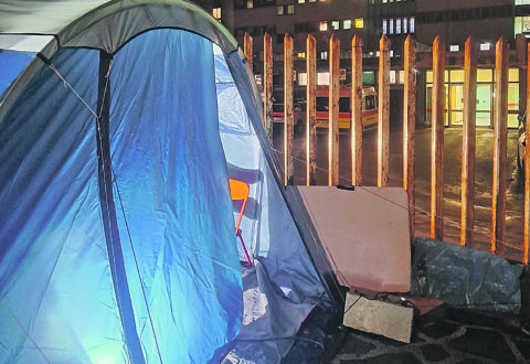 La normalità in pausa: davanti al Veneziale continua la veglia