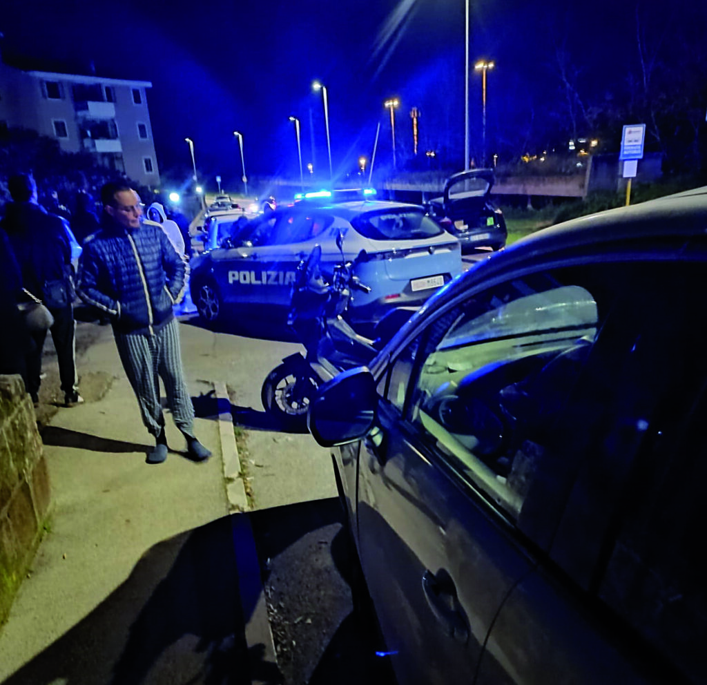 Perde il controllo e danneggia dieci auto lanciando mattoni