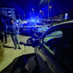 Perde il controllo e danneggia dieci auto lanciando mattoni