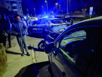 Perde il controllo e danneggia dieci auto lanciando mattoni