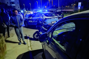 Perde il controllo e danneggia dieci auto lanciando mattoni