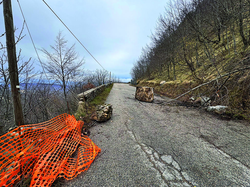 Massi sulla carreggiata, chiuso un tratto della Istonia. Verifiche in corso: intanto aumenta l’isolamento