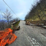 Massi sulla carreggiata, chiuso un tratto della Istonia. Verifiche in corso: intanto aumenta l’isolamento