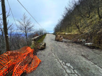 Massi sulla carreggiata, chiuso un tratto della Istonia. Verifiche in corso: intanto aumenta l’isolamento