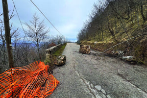 Massi sulla carreggiata, chiuso un tratto della Istonia. Verifiche in corso: intanto aumenta l’isolamento