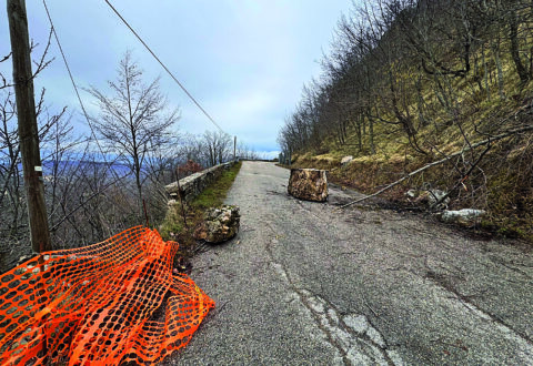 Massi sulla carreggiata, chiuso un tratto della Istonia. Verifiche in corso: intanto aumenta l’isolamento