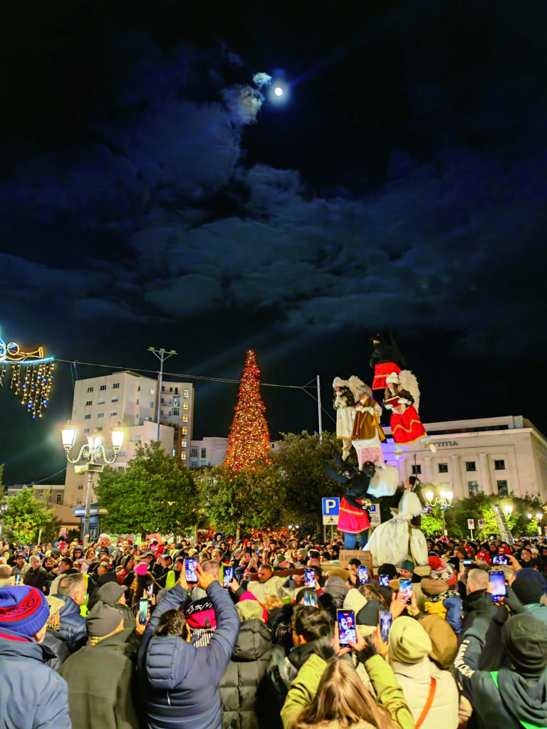 La Fiamma Olimpica accende il nuovo anno e illumina la città