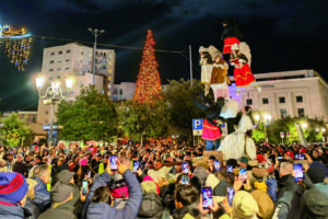 La Fiamma Olimpica accende il nuovo anno e illumina la città