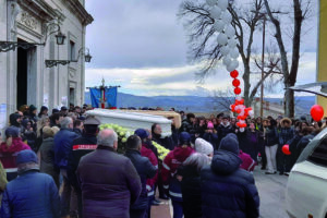 Pietracatella si ferma e saluta Antonella e Sara
