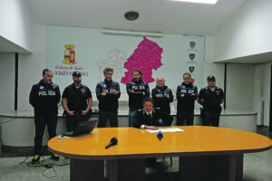 Dosi di coca pronte per lo spaccio, la Mobile ferma sette tunisini