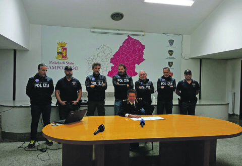 Dosi di coca pronte per lo spaccio, la Mobile ferma sette tunisini