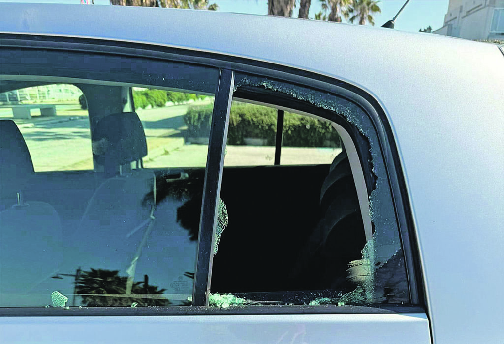 Va alla Marina per passeggiare, derubato nella vettura in sosta