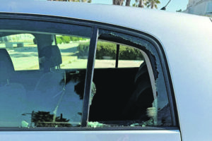 Va alla Marina per passeggiare, derubato nella vettura in sosta