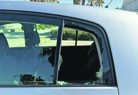 Va alla Marina per passeggiare, derubato nella vettura in sosta