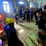 Campana della pace, monsignor Saba e il generale Feroce in Fonderia