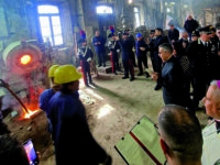 Campana della pace, monsignor Saba e il generale Feroce in Fonderia