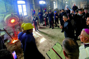 Campana della pace, monsignor Saba e il generale Feroce in Fonderia