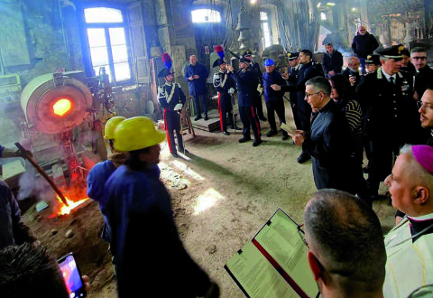 Campana della pace, monsignor Saba e il generale Feroce in Fonderia