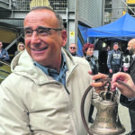 Casa Molise dona una campana di Agnone a Carlo Conti