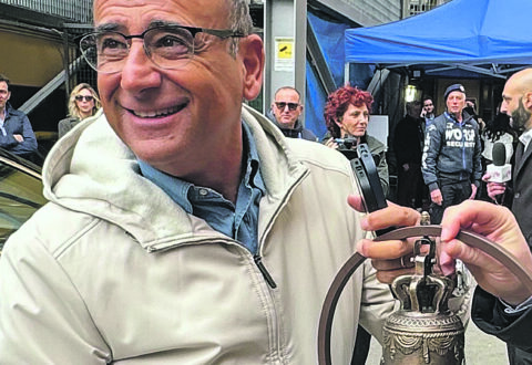 Casa Molise dona una campana di Agnone a Carlo Conti