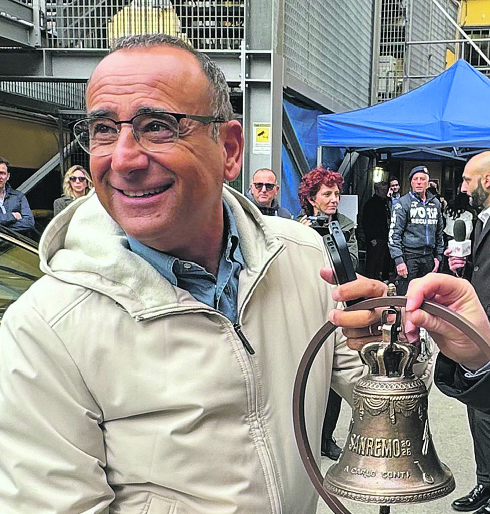 Casa Molise dona una campana di Agnone a Carlo Conti