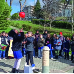 Musica, poesie e un palloncino rosso: la voce dei bambini contro l’indifferenza