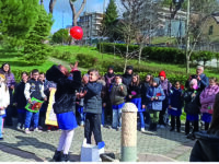 Musica, poesie e un palloncino rosso: la voce dei bambini contro l’indifferenza