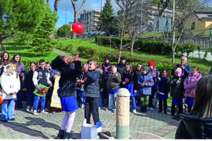 Musica, poesie e un palloncino rosso: la voce dei bambini contro l’indifferenza