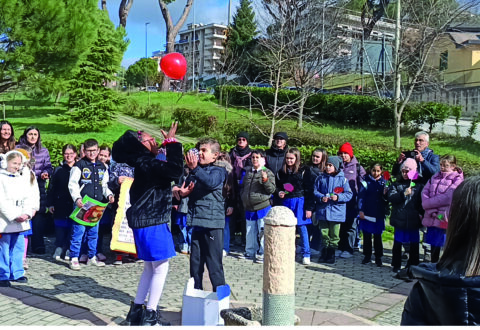 Musica, poesie e un palloncino rosso: la voce dei bambini contro l’indifferenza